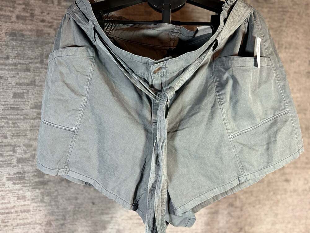 Old Navy High-Rise 4.5" Inseam Cargo Shorts